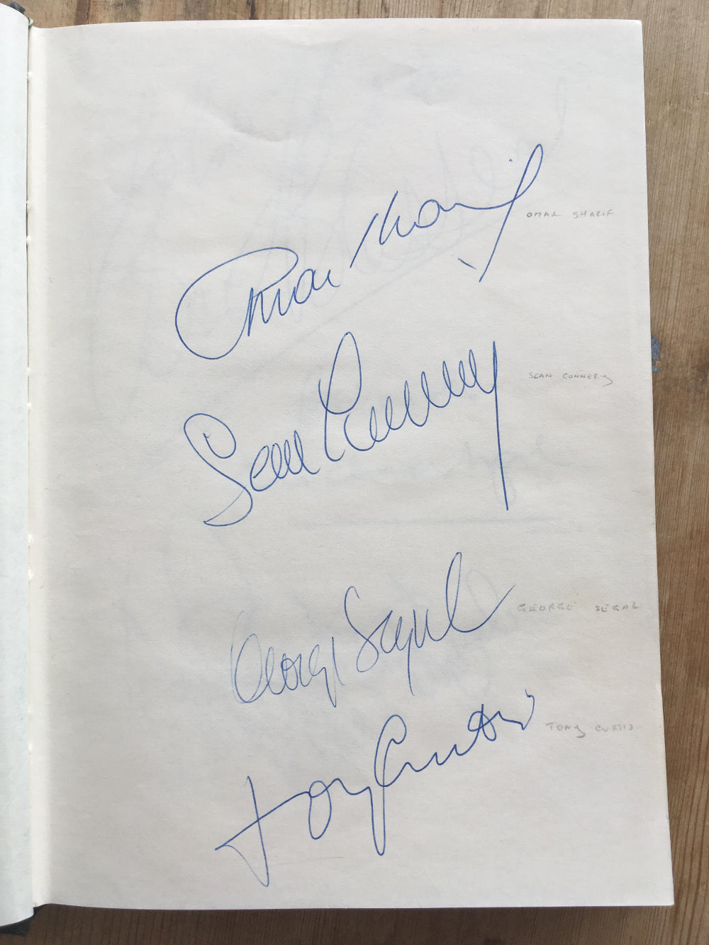 Perfect Signatures Books Autograph book featuring more than 170 famous signatures — JustCollecting